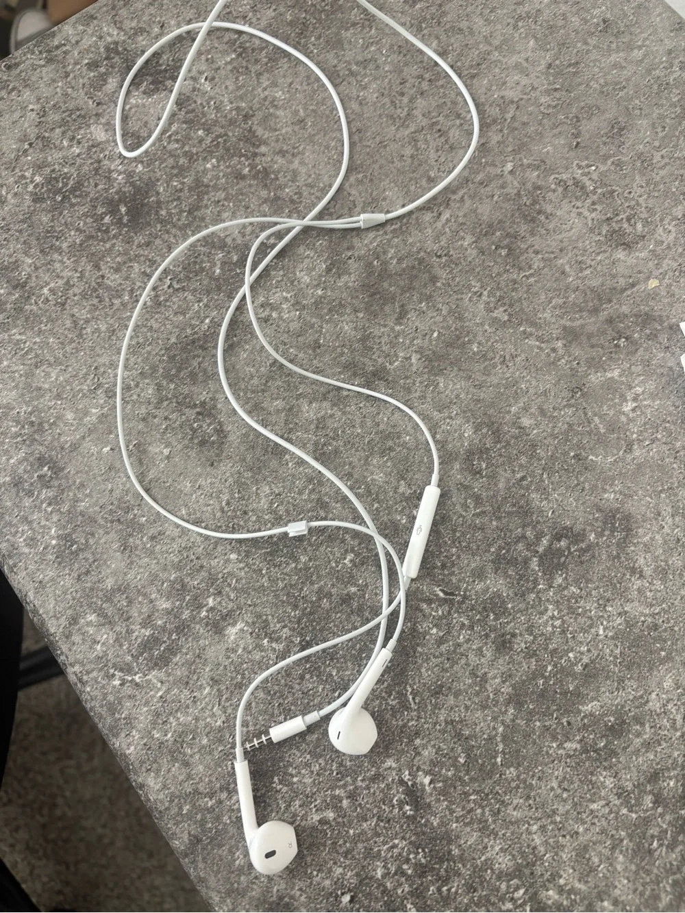 Apple White Wired Earbuds with Inline Remote and Microphone